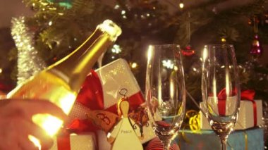 Neşeli Noel - bir adam açar bir şişe köpüklü şarap - 4 k