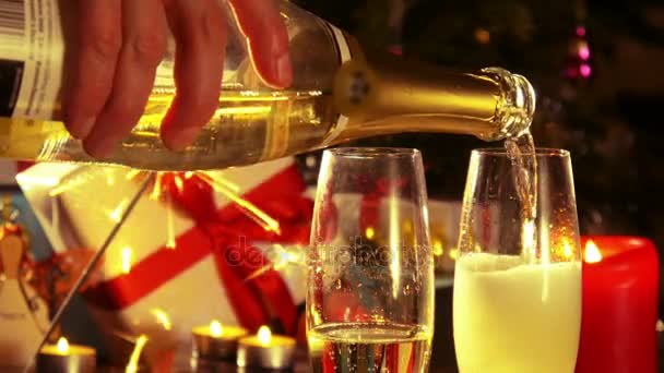 Feliz Navidad - Verter champán de la botella - 4 k — Vídeo de stock