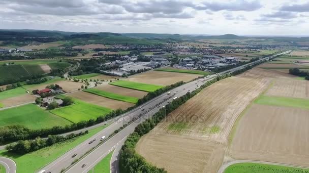 Widok z lotu ptaka samochody jazdy na autostradzie — Wideo stockowe