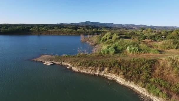 Imágenes aéreas de aviones no tripulados - volando sobre un lago en Italia — Vídeos de Stock