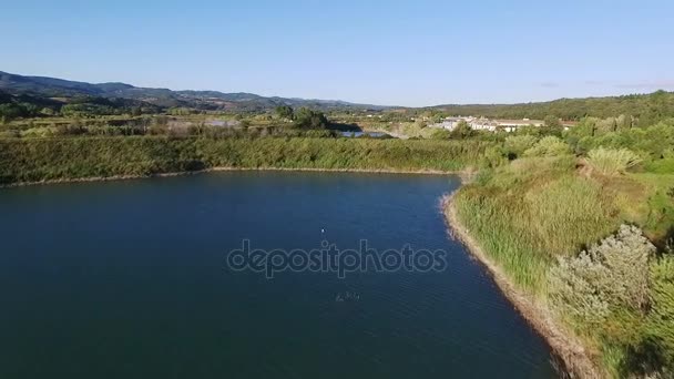 Imágenes aéreas de aviones no tripulados - volando sobre un lago en Italia — Vídeos de Stock