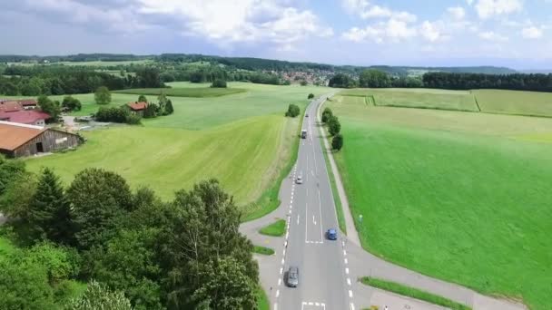 Havadan görünümü araba otoyolda sürüş — Stok video