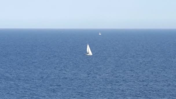 Barco à vela no Mar Mediterrâneo - 4 K — Vídeo de Stock