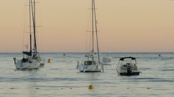 Yates por la noche en el mar Mediterráneo - 4 K — Vídeos de Stock