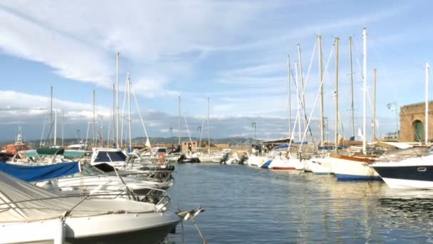 Yates en el mar Mediterráneo - 4 K — Vídeo de stock