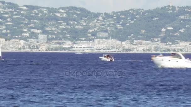 Barco a motor en el mar Mediterráneo - 4 K — Vídeos de Stock