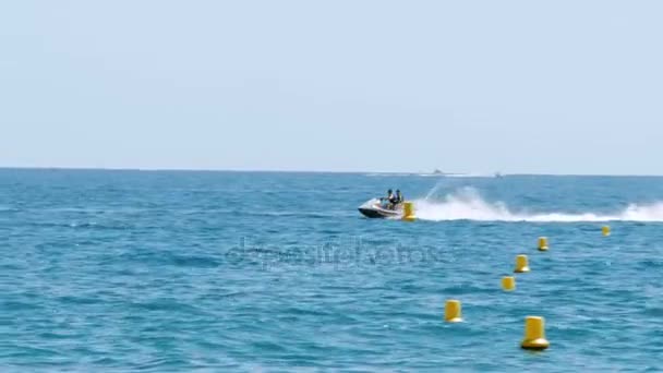 Jet-bike se precipita sobre las olas - 4 K — Vídeo de stock