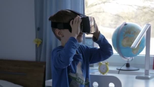 Jongen in virtuele werkelijkheid glazen 360 graden spel - 4k — Stockvideo