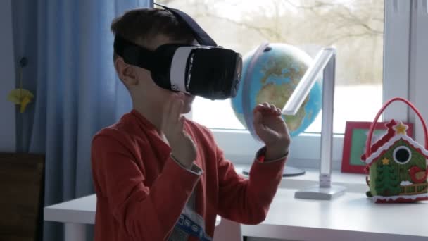 Мальчик в виртуальной реальности играет в игру 360 градусов - 4k — стоковое видео