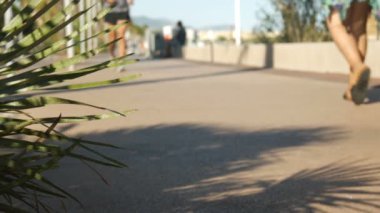 Düşük açılı görünüş, deniz -4 k yürüyen turist metrelik