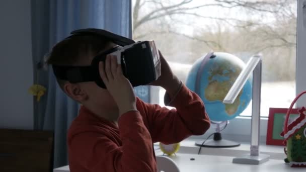 Niño en gafas de realidad virtual viendo vídeo de 360 grados - 4k — Vídeos de Stock
