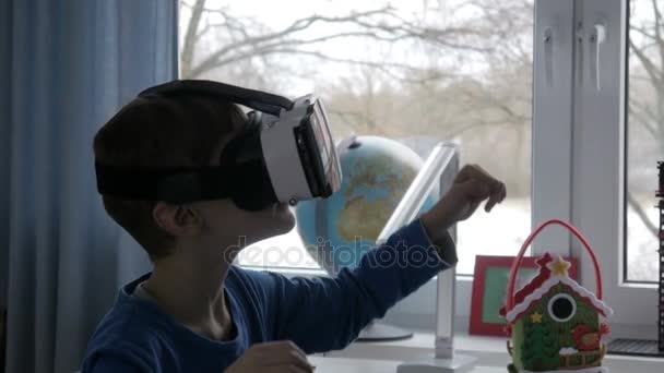 Niño pequeño usando gafas de realidad virtual - 4k — Vídeos de Stock