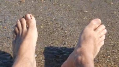 Öznel bir plajda - 4k çıplak ayak kadeh