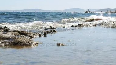 Deniz manzara parlak yaz gününde - 4k taşlarla