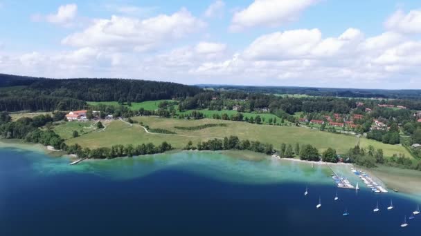 Imagens de drones aéreos sobrevoando um lago na Alemanha — Vídeo de Stock