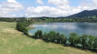 Almanya'da bir göl üzerinde uçan hava dron görüntüleri-