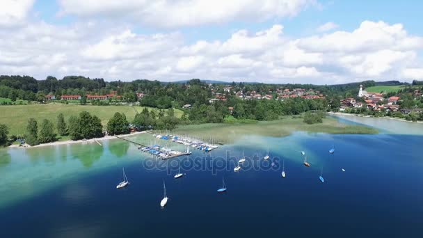 Imágenes aéreas de aviones no tripulados volando sobre un lago en Alemania — Vídeos de Stock