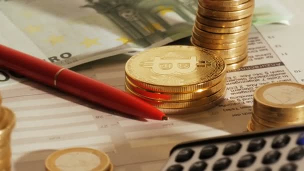 Bitcoins em uma mesa de escritório enquanto preenche a declaração fiscal — Vídeo de Stock