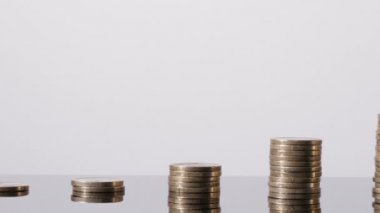 İş büyüyen. Positiv eğilim. Sikke yığını