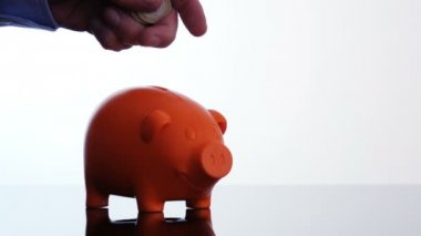 Erkek el paralar bir kumbara koyarak