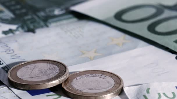 Monety euro spada na banknoty euro — Wideo stockowe