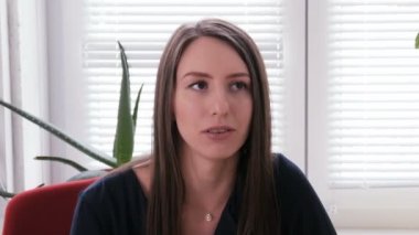 Birisi bir ofis ile konuşurken bir güzel Sekreteri