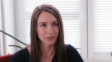 Güzel genç Sekreter ofiste birine söz