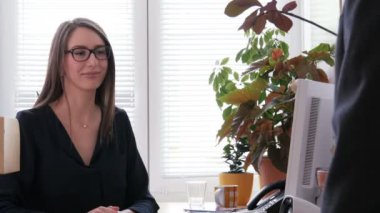 Onun başvuru elini sıkarken tarafından bir kadın iş işveren iş görüşmesi sona erer
