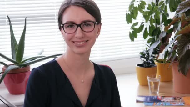 Well done - a laughing businesswoman shows the OK sign — Stock Video