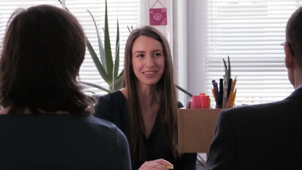 ビジネス会議は-彼女の同僚と笑顔に耳を傾けるの若い実業家 — ストック動画