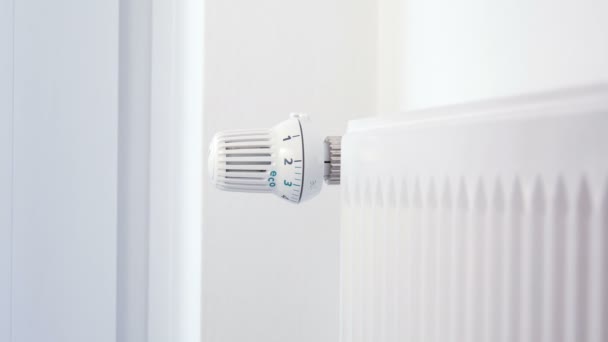 Huis verwarming - Hand past de thermostaat van de verwarming — Stockvideo