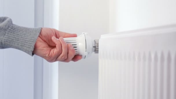 Calefacción de la casa - La mano gira el termostato de calefacción — Vídeos de Stock