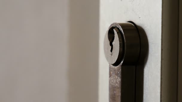 Ключ, вставленный в замок двери — стоковое видео