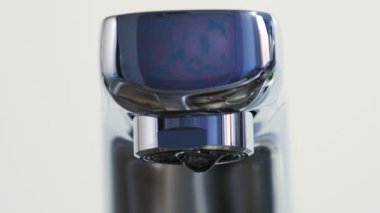 Su bir mutfak musluk damlıyor