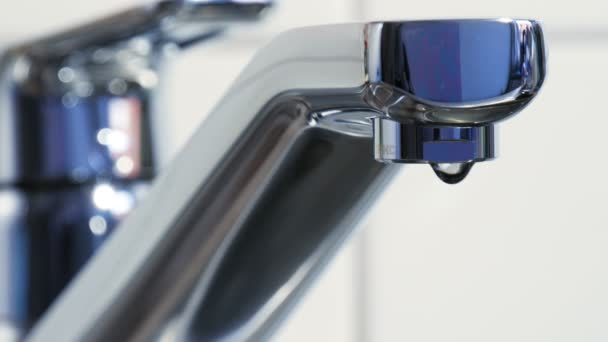 Voda kape z kuchyňské vodovodní baterie — Stock video