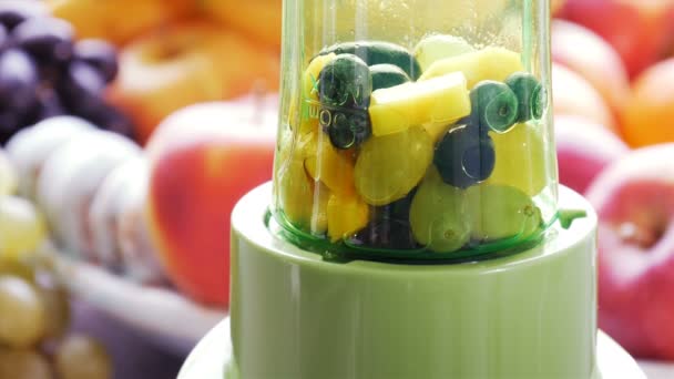 Alimentación saludable: hacer batido de frutas y bayas frescas y saludables con licuadora — Vídeos de Stock