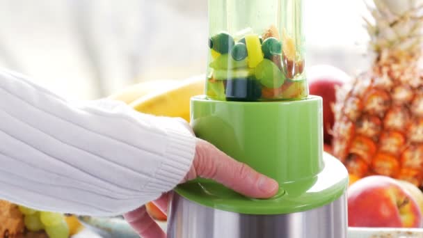 Ev yapımı: taze sağlıklı meyve ve çilek smoothie blender ile yapma — Stok video