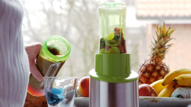 Detox: Smoothie in glas gieten vers gemengd — Stockvideo