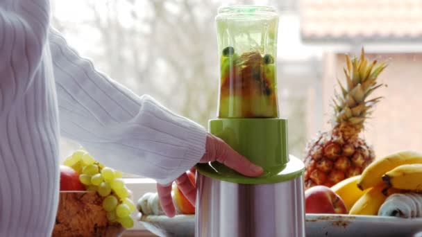 Comida vegetariana: hacer batido de frutas y bayas frescas y saludables con licuadora — Vídeos de Stock