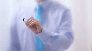 Cama yazılmış reklamlar. İşadamı işaret kalemiyle sözcükler yazıyor