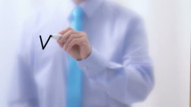Camda yazılı doğrulama. İşadamı işaret kalemiyle sözcükler yazıyor