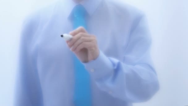 Succès écrit sur verre. Homme d'affaires écriture à la main mots avec stylo marqueur — Video
