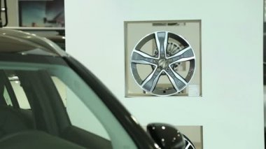 Yeni siyah arabanın ön. Yeni arabanın ön camı. Satır yeni araba, yeni araba showroom görünümünü.