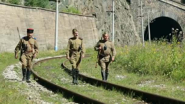 Os soldados do exército soviético patrulham as instalações. O exército da União Soviética. Soldados da Infantaria do Exército Vermelho Soviético Russo — Vídeo de Stock