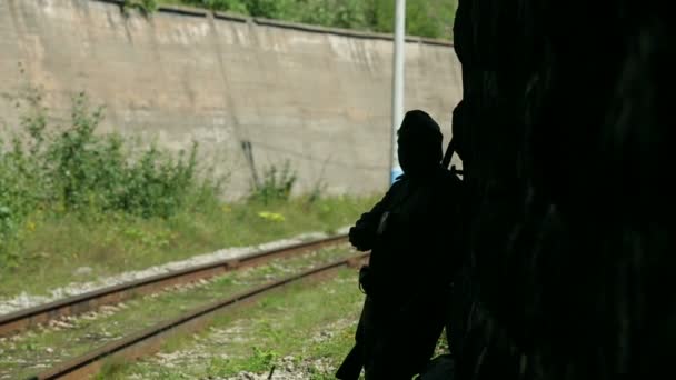 Actor vestido con uniformes militares. Los soldados del ejército soviético fuman. El ejército de la URSS. Un soldado con un rifle custodiando un túnel ferroviario . — Vídeo de stock