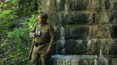 Aktör askeri üniforması giymiş. Sovyet ordusu sigara askerler. SSCB ordusunu. Bir tren tünel koruyan bir tüfek ile bir asker.