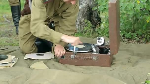 El ejército de la URSS. Soldados del ejército soviético están descansando. Los soldados escuchan un gramófono. Soldados soviéticos en el campamento. Reconstrucción del ejército soviético . — Vídeo de stock