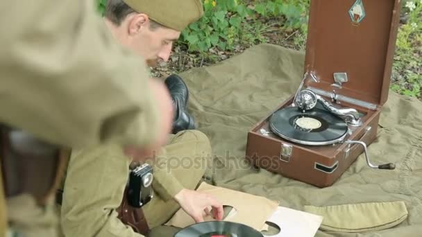 Het leger van de Sovjet-Unie. Soldaten van het Sovjet-leger rusten. Soldaten luisteren naar een grammofoon. Sovjet-Unie soldaten in het kamp. Reconstructie van het Sovjet-leger. — Stockvideo