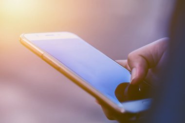 cep telefonu kullaranarak veya smartphone--dan haber okuma el tutun