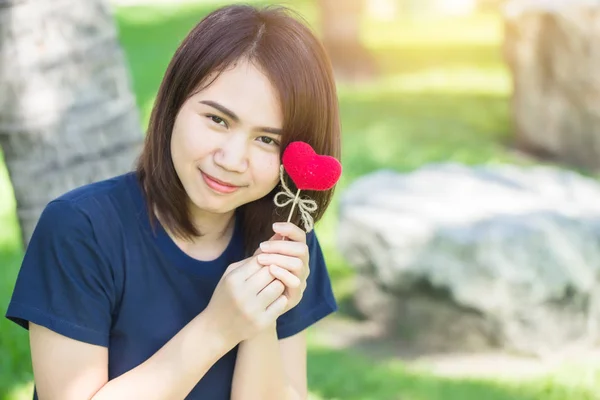 Nieuwe vriend liefde vergadering en datum schattige glimlach Aziatische Thaise tiener — Stockfoto